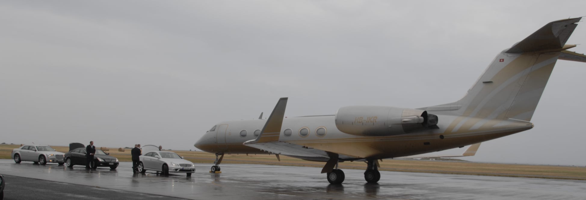 Private jet tarmac pickup for Elton John in New Zealand.